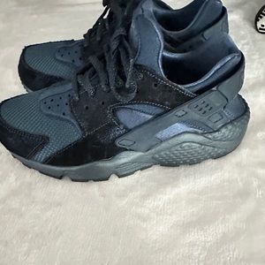 Gently used navy blue Nike Huarache